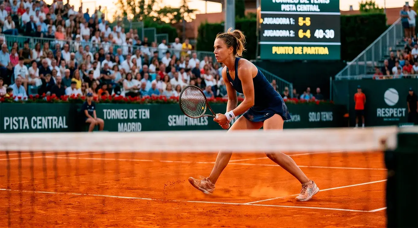 Pista de tierra batida durante torneo WTA profesional